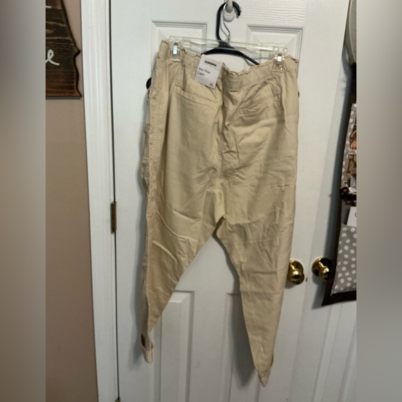 Sonoma Women’s Khaki Capris, size XL, NWT - Picture 3 of 3